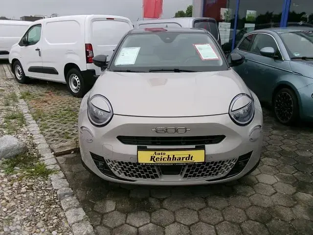 Neu Fiat 600E La Prima 114 kW (156 PS) 2025 Beige Limousine