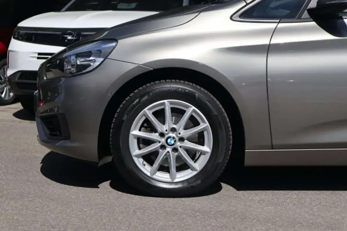 Gebraucht BMW 218 Advantage 150 PS (110 kW) 2016 Platinsilber metallic Van / Kleinbus