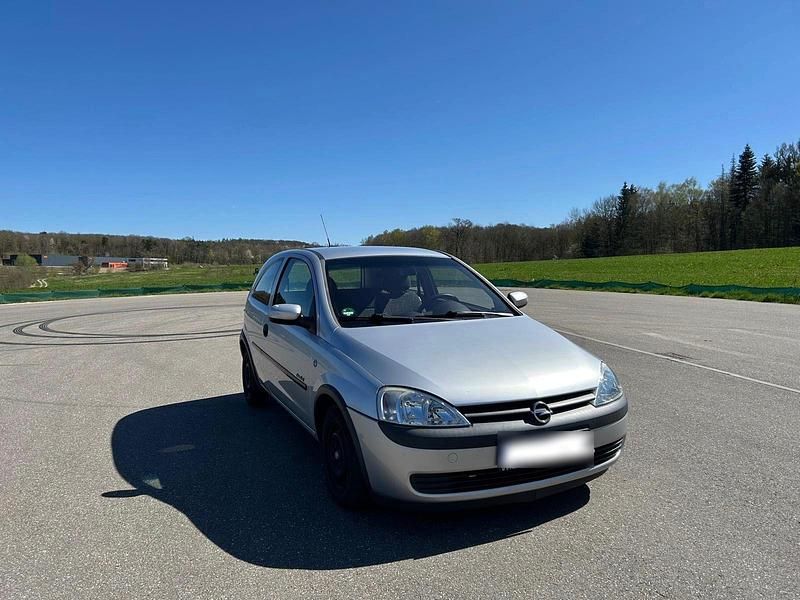 Second-hand Opel Corsa Comfort 58 CP (42 kW) 2001 Argintiu Hatchback