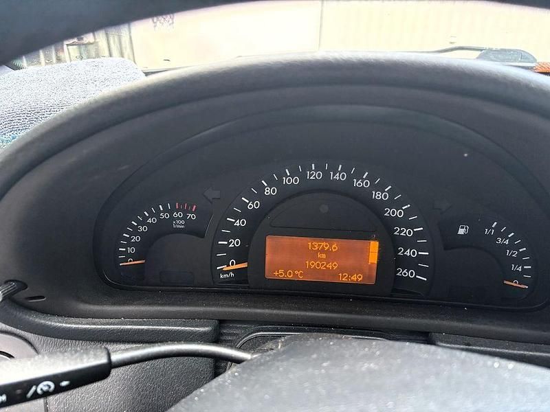 Schwarz Gebraucht 2002 Mercedes C240 Limousine | 2.000 € (Superpreis) - Bild 1/4