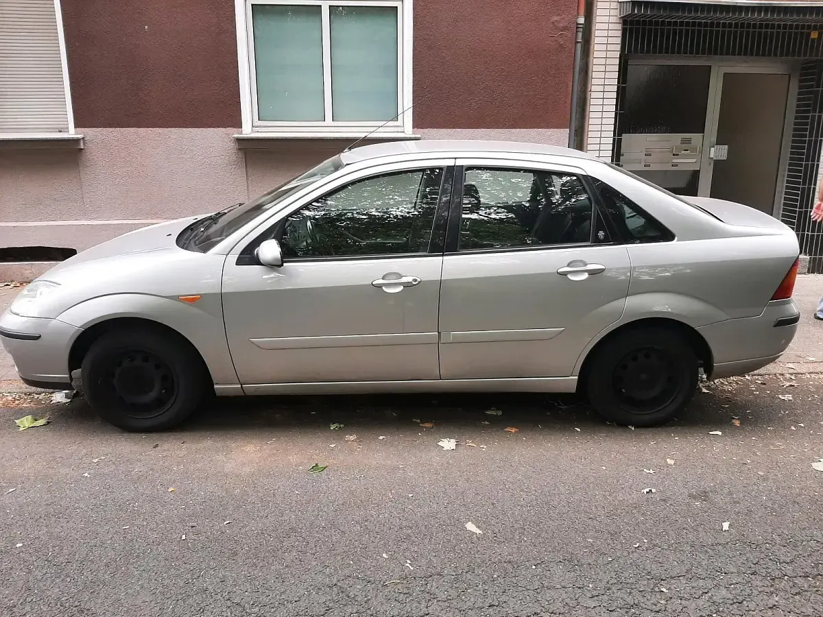 Gebraucht Ford Focus Ghia 100 PS (73 kW) 2002 Silber Limousine