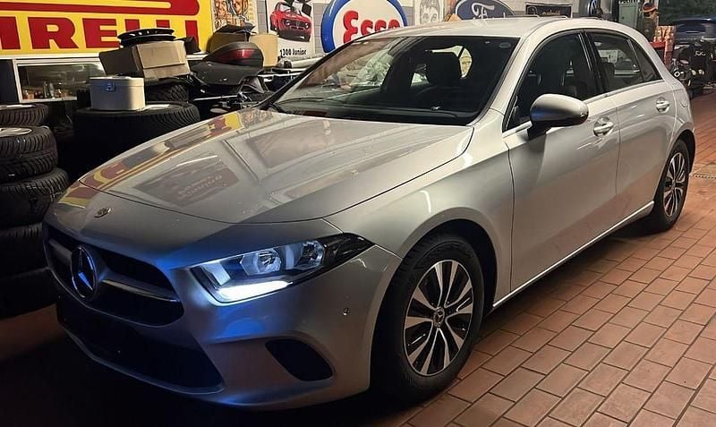 Silber Gebraucht 2023 Mercedes 200 Limousine | 20.900 € (Superpreis) - Bild 1/4