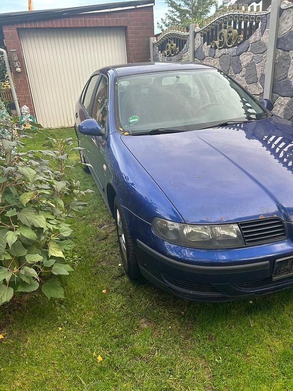 Blau Gebraucht 2003 Seat Leon Limousine | 900 € - Bild 1/4