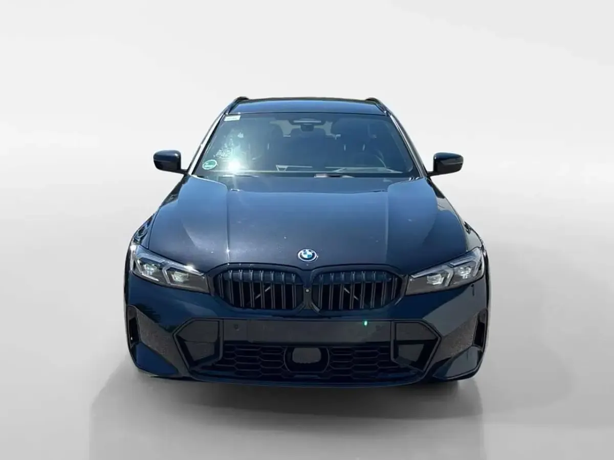 Gebraucht BMW 330e M Sport 292 PS (214 kW) 2023 Saphirschwarz metallic Kombi