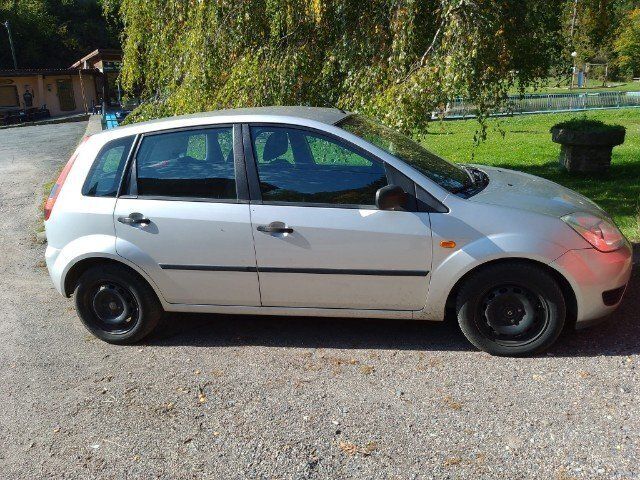 Gebraucht Ford Fiesta 60 PS (44 kW) 2005 Grau Kleinwagen