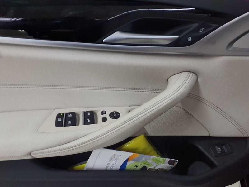 Gebraucht BMW 520 Sport Line 184 PS (135 kW) 2023 Sophistograu brillanteffekt metallic Kombi