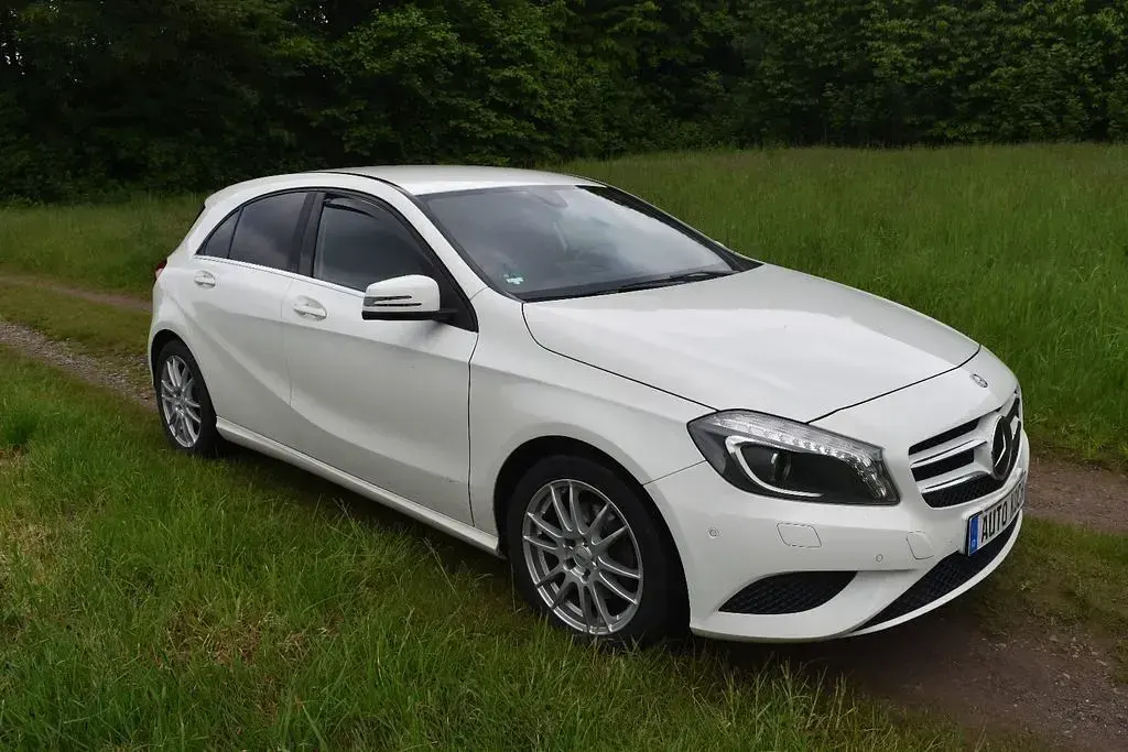 Gebraucht Mercedes A180 122 PS (89 kW) 2015 Weiß Limousine