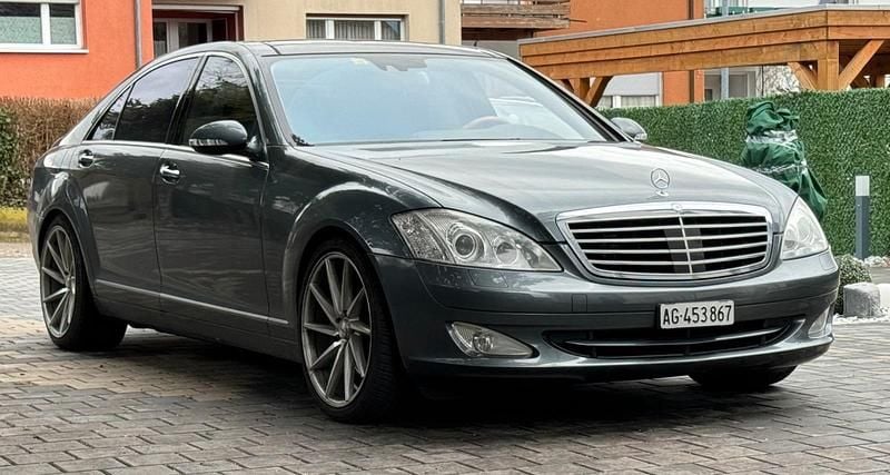 Grau Gebraucht 2007 Mercedes S420 Limousine | 13.000 € - Bild 1/4