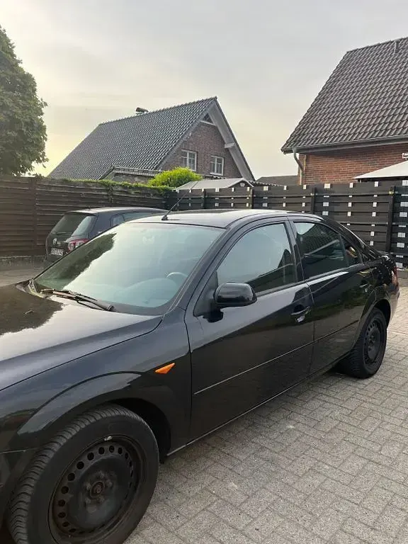 Second-hand Ford Mondeo Ambiente 145 CP (106 kW) 2001 Negru Berlinǎ