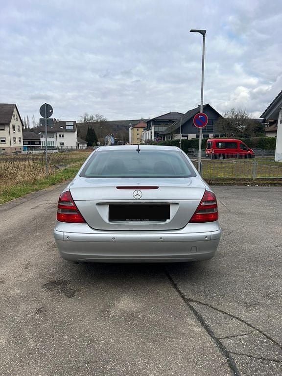 Gebraucht Mercedes E220 150 PS (110 kW) 2005 Silber Limousine