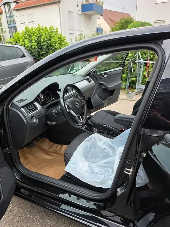 Gebraucht Skoda Rapid Ambition 105 PS (77 kW) 2015 Schwarz Kleinwagen