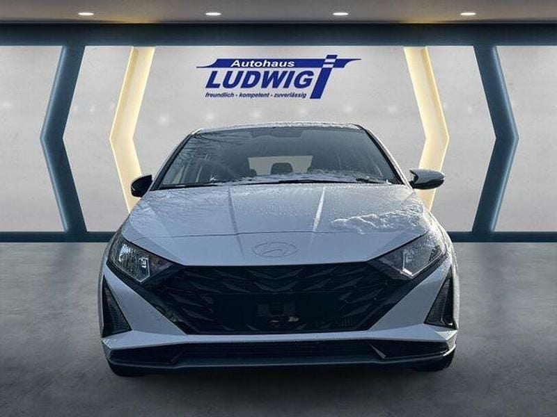 Gebraucht Hyundai i20 Select 101 PS (74 kW) 2024 Weiß Limousine