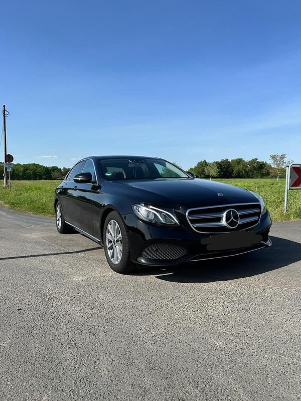 Schwarz Gebraucht 2018 Mercedes E220 Limousine | 29.999 € - Bild 1/4