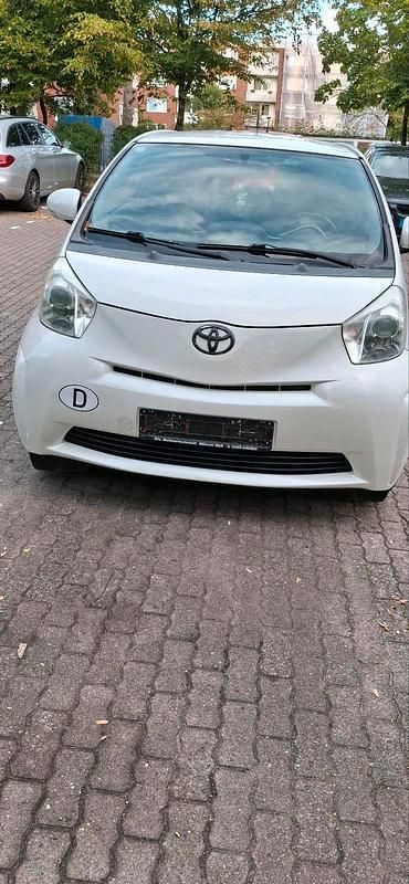 Weiß Gebraucht 2009 Toyota iQ Kleinwagen | 2.200 € (Fairer Preis) - Bild 1/4