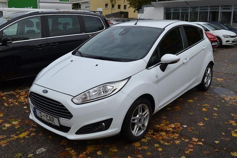 Weiß Gebraucht 2014 Ford Fiesta Titanium Limousine | 5.900 € - Bild 1/4