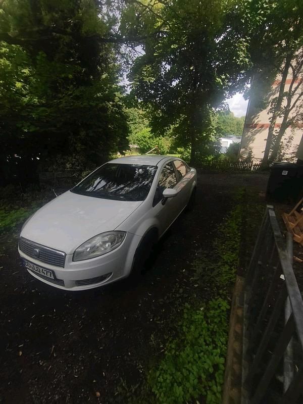 Weiß Gebraucht 2011 Fiat Linea Limousine | 1.600 € - Bild 1/4