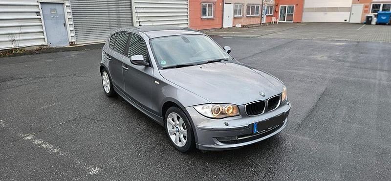 Grau Gebraucht 2010 BMW 120 Sport Line Kleinwagen | 2.999 € (Guter Preis) - Bild 1/4