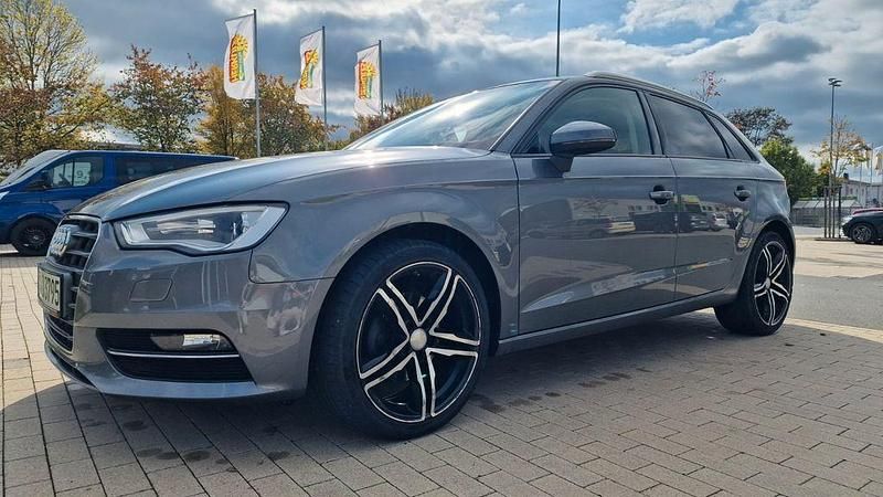 Gebraucht Audi A3 Attraction 125 PS (91 kW) 2015 Grau Limousine
