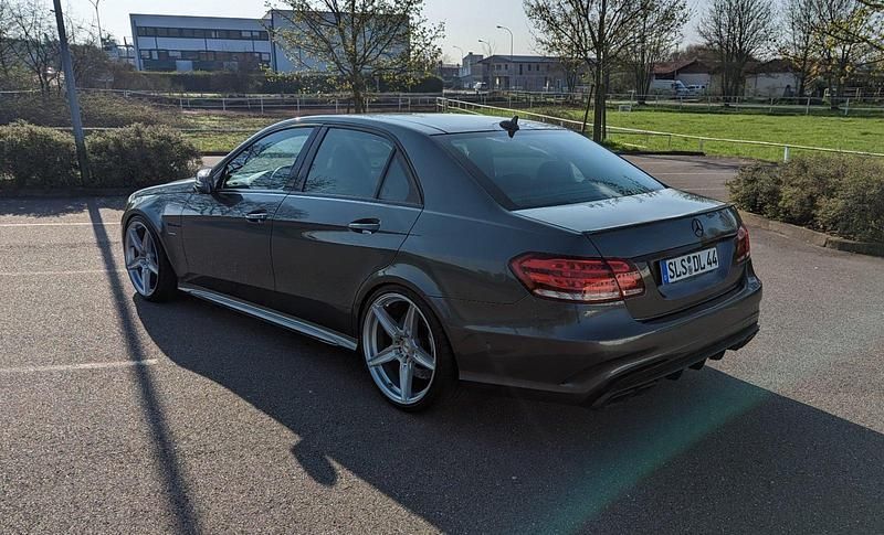 Grau Gebraucht 2014 Mercedes E63 AMG AMG Limousine | 45.500 € - Bild 1/4