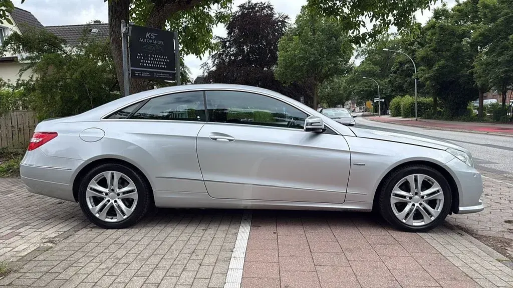 Gebraucht Mercedes E220 170 PS (125 kW) 2011 Silber Coupé