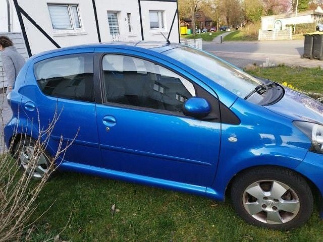 Gebraucht Toyota Aygo 68 PS (50 kW) 2009 Blau Kleinwagen