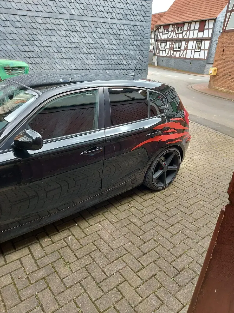 Gebraucht BMW 116 122 PS (89 kW) 2010 Schwarz Kleinwagen