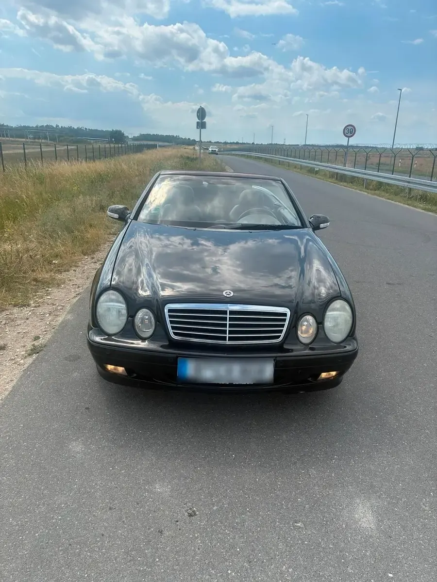 Gebraucht Mercedes CLK230 197 PS (144 kW) 2001 Schwarz Cabrio