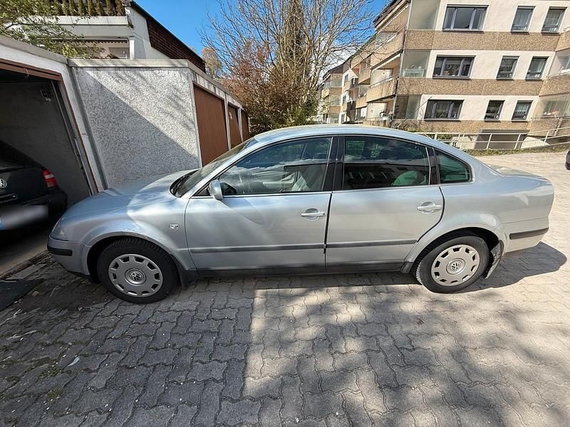 Usata VW Passat 130 CV (95 kW) 2003 Argento Berlina
