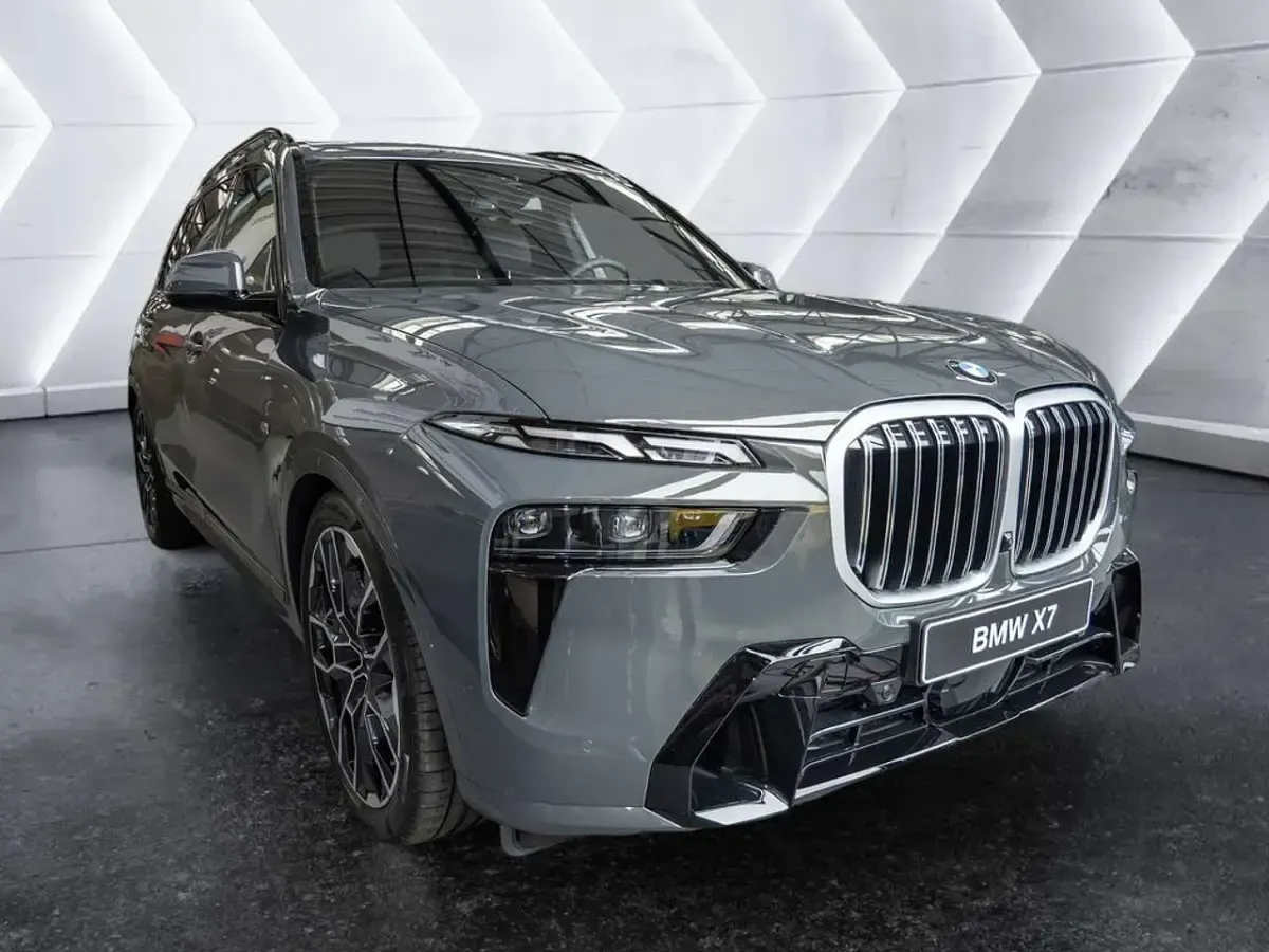 Neu BMW X7 M Sport 381 PS (280 kW) 2026 Grau SUV