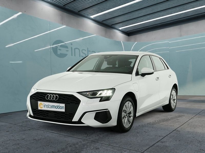 Weiß Gebraucht 2021 Audi A3 Sportback e-tron Limousine | 22.943 € (Fairer Preis) - Bild 1/4
