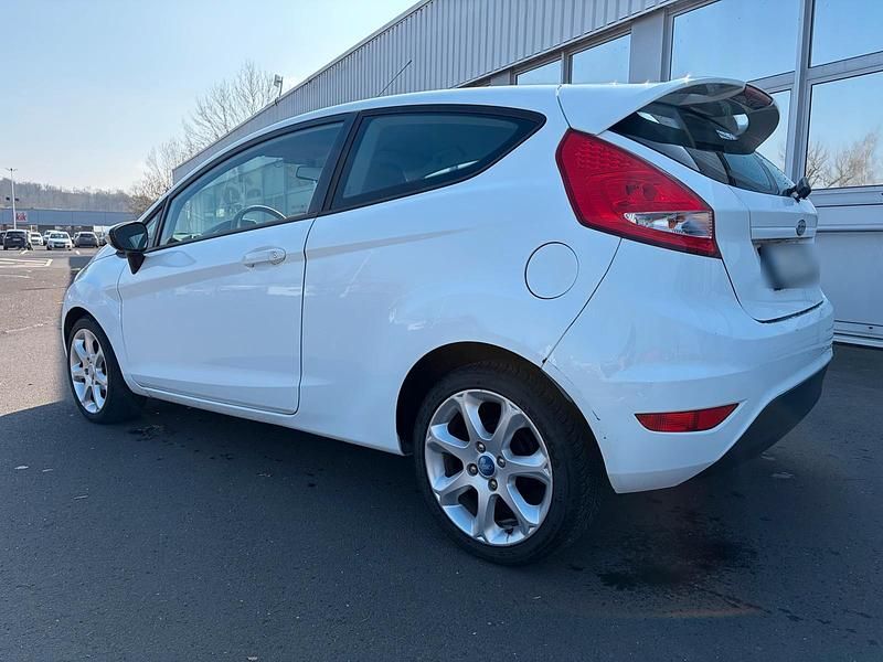 Gebraucht Ford Fiesta 82 PS (60 kW) 2009 Weiß Kleinwagen