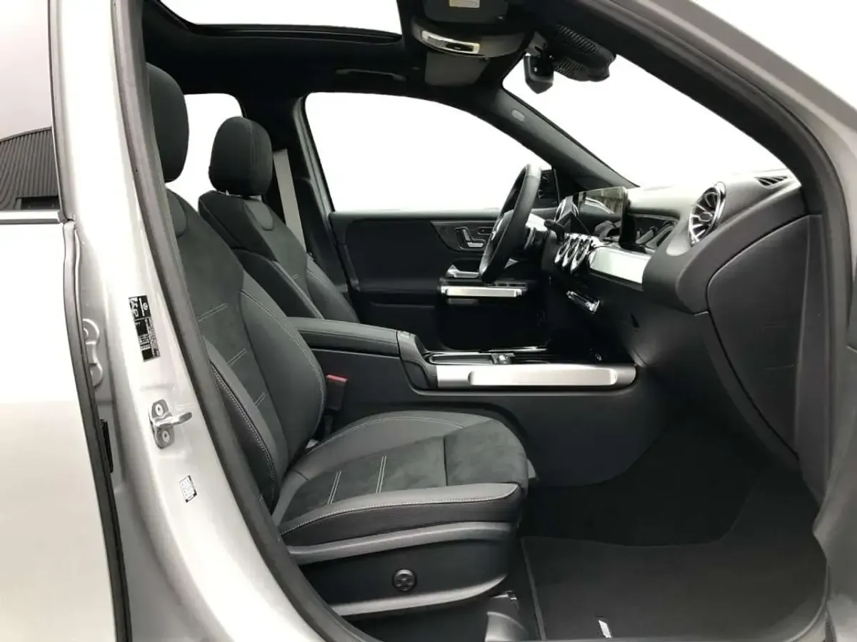 Gebraucht Mercedes GLB200 AMG 163 PS (119 kW) 2026 Grau SUV