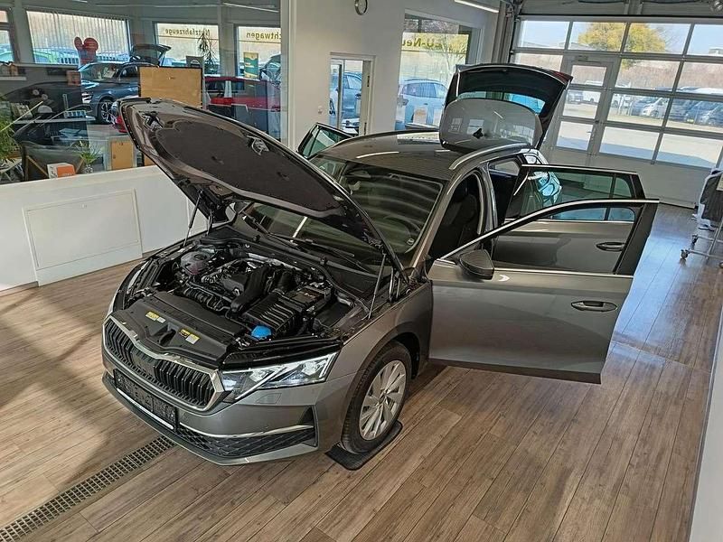 Neu Skoda Octavia Selection 150 PS (110 kW) 2026 Grau Kombi