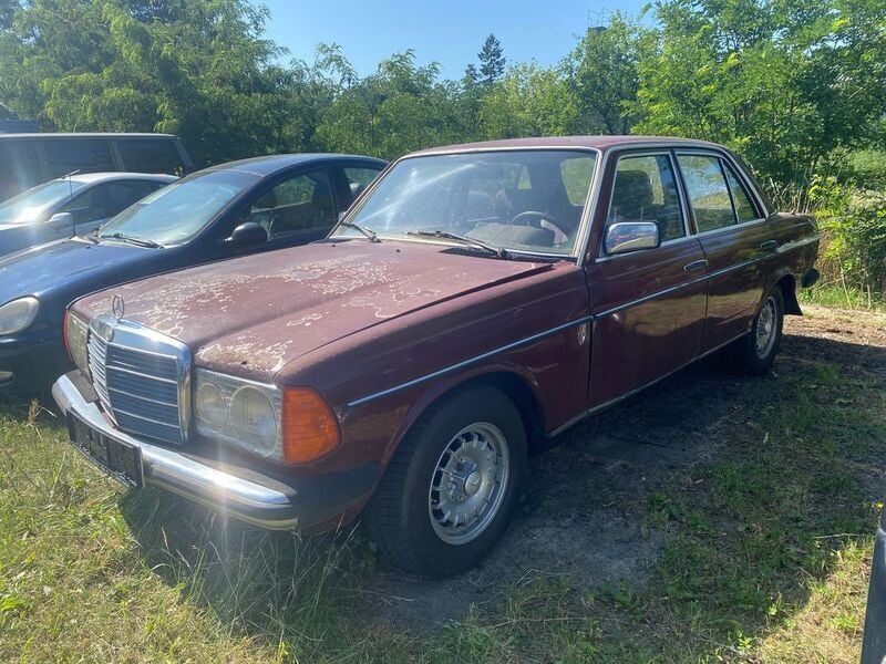 Gebraucht Mercedes 240 72 PS (52 kW) 1981 Rot Limousine