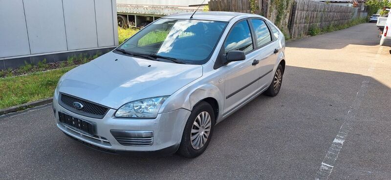 Silber Gebraucht 2006 Ford Focus Ambiente Limousine | 700 € (Superpreis) - Bild 1/4