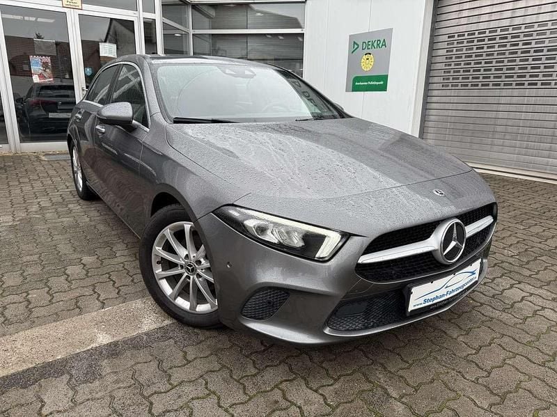 Mountaingrau met. Gebraucht 2019 Mercedes A180 Elegance Limousine | 21.990 € (Fairer Preis) - Bild 1/4