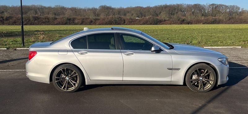 Gebraucht BMW 740 306 PS (225 kW) 2012 Silber Limousine