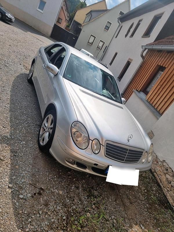 Andere farben Gebraucht 2005 Mercedes E200 Limousine | 2.900 € - Bild 1/4