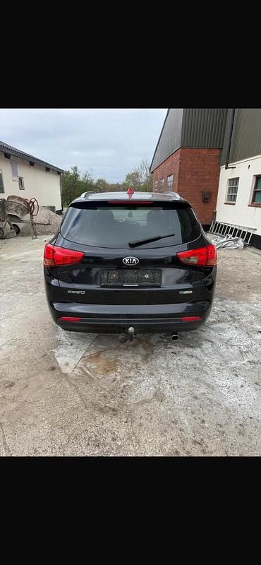 Second-hand Kia Ceed 128 CP (94 kW) 2015 Negru Hatchback