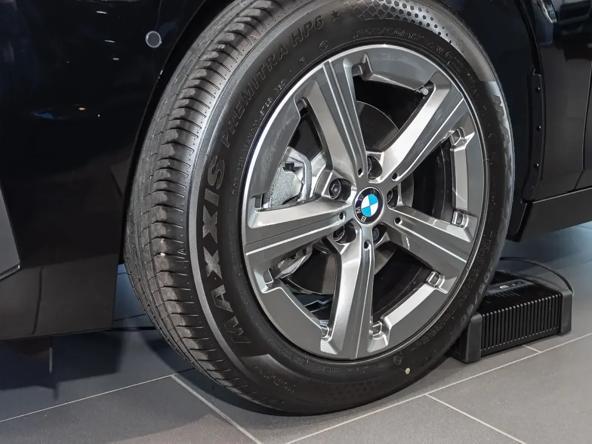 Neu BMW 218 Efficient Dynamics 136 PS (100 kW) 2026 Schwarz ii Van / Kleinbus