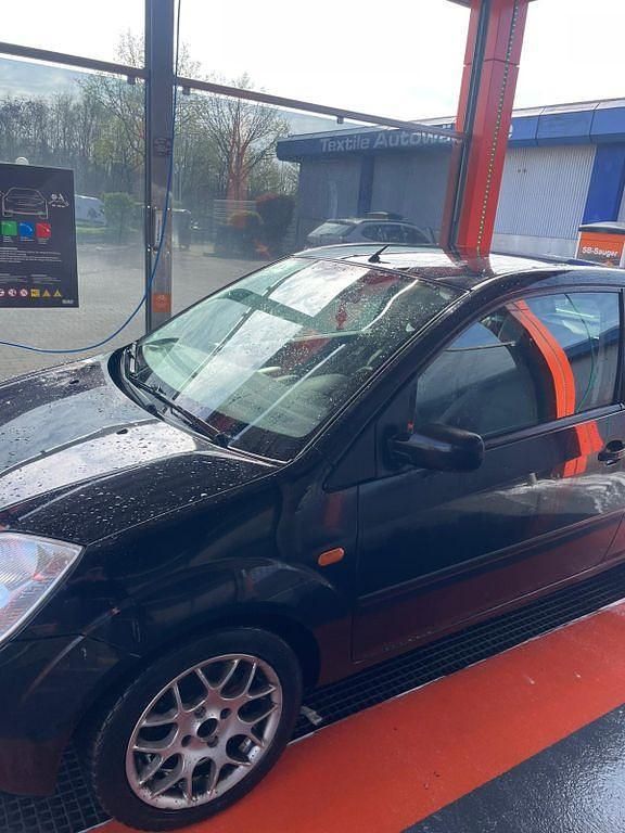 Gebraucht Ford Fiesta Trend 101 PS (74 kW) 2004 Blau Kleinwagen