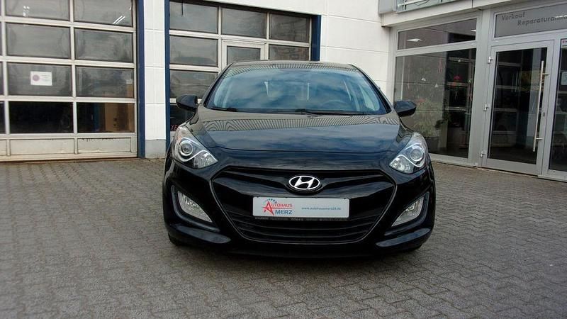 Gebraucht Hyundai i30 Edition 99 PS (72 kW) 2013 Schwarz Limousine