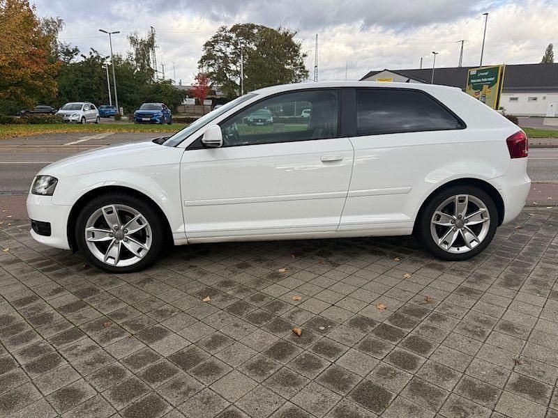 Weiß Gebraucht 2010 Audi A3 Sport Limousine | 6.499 € (Fairer Preis) - Bild 1/4