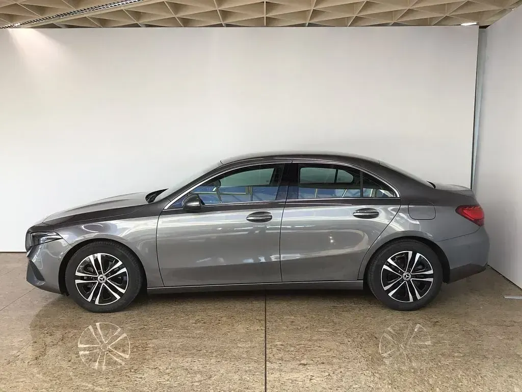 Gebraucht Mercedes A200 Advanced 163 PS (119 kW) 2025 lack mountaingrau Limousine