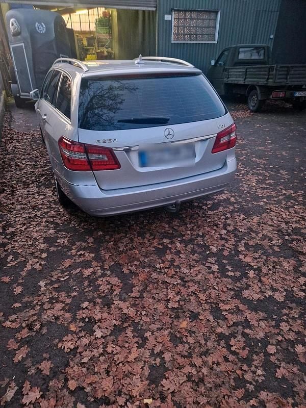 Gebraucht Mercedes E250 204 PS (150 kW) 2011 Silber Kombi