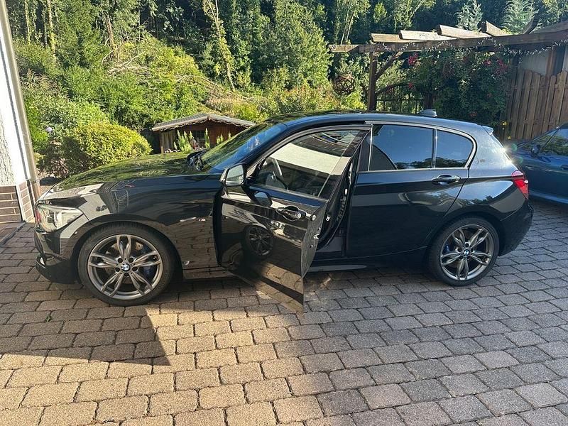 Schwarz Gebraucht 2015 BMW M135 Sport Line Kleinwagen | 19.900 € (Fairer Preis) - Bild 1/4