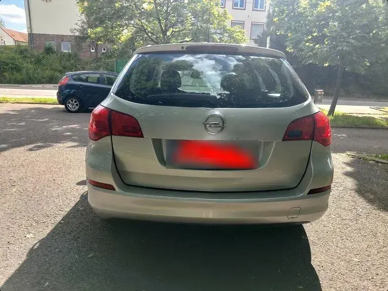 Gebraucht Opel Astra 101 PS (74 kW) 2011 Silber Kombi