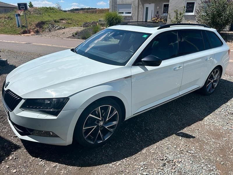Weiß Gebraucht 2017 Skoda Superb SportLine Kombi | 26.990 € (Teuer) - Bild 1/4