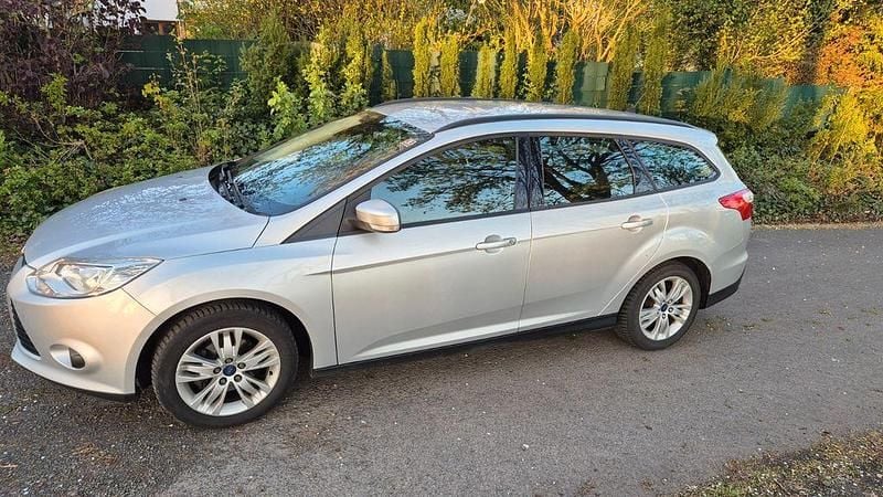 Usado Ford Focus Trend 116 CV (85 kW) 2014 Plateado Berlina