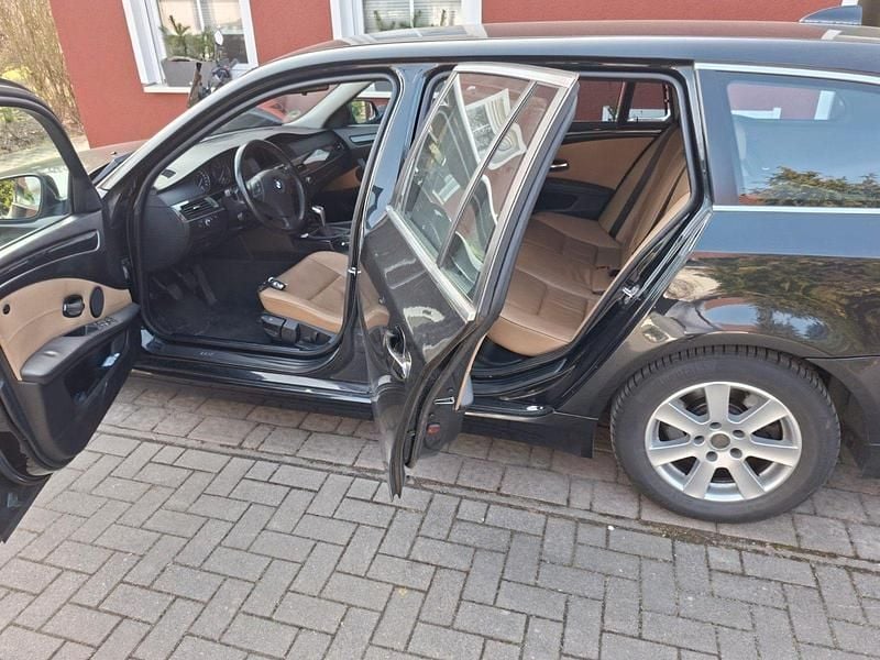Gebraucht BMW 520 177 PS (130 kW) 2010 Schwarz Kombi
